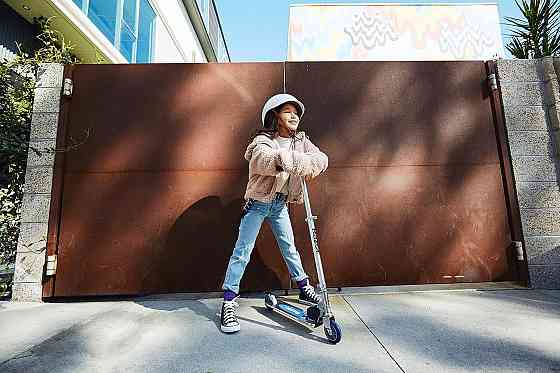 Razor A Kick Scooter for Kids - Lightweight, Foldable, Aluminum Frame, and Adjustable Handlebars Richmond