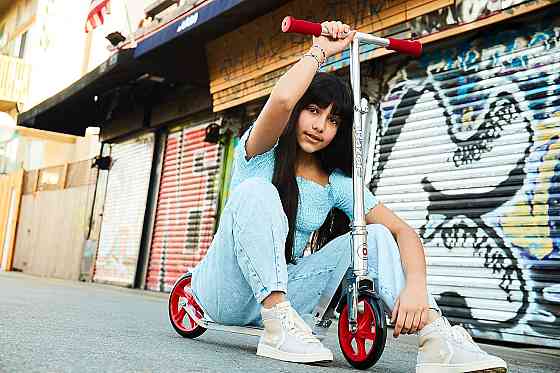 Razor A5 Lux Kick Scooter for Kids Ages 8+ - 8" Urethane Wheels, Anodized Finish Featuring Bold Colo Richmond
